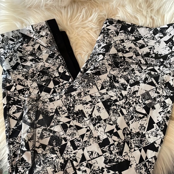 Geometric print active capris - Picture 1 of 5